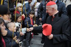 Il cardinale Angelo Bagnasco, arcivescovo e presidente della Cei, saluta i partecipanti alla marcia della Pace organizzata dalla comunità di S.Egidio (foto Ansa).