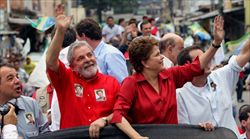 Lula con Dilma Roussef durante la campagna elettorale che ha portato quest'ultima alla presidenza del Brasile.