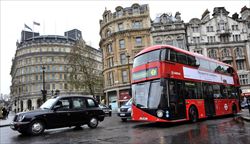 Uno dei nuovi bus di Londra attraversa il cuore della capitale inglese a Trafalgar Square (foto Ansa).