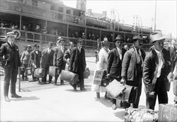 L'emigrazione europea di fine Ottocento-primi Novecento. Foto Corbis.