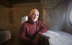 Giuseppe Castelli, 70 anni, sacerdote, monaco e moderno eremita (fotografie di copertina e del servizio interno di Alberto Roveri).
