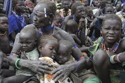 Profughi a Pibor, in Sud Sudan. Il Programma alimentare mondiale ha cominciato a distribuire cibo a 60mila sudanesi (foto Ansa).