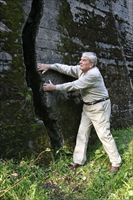 David Irving, storico britannico noto per le sue posizioni negazioniste, in un campo di lavoro polacco (foto Ansa).