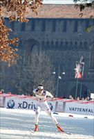 Sci di fondo a Milano, davanti al Castello sforzesco (foto Ansa/Daniel Dal Zennaro).