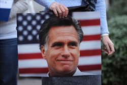 Il curioso effetto di un poster di Mitt Romney (copertina: Reuters; questa foto Ansa/Michael Reynolds).