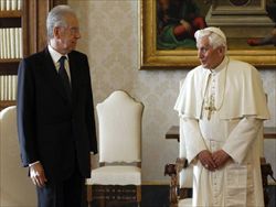 Mario Monti e Benedetto XVI in Vaticano (foto Ansa).