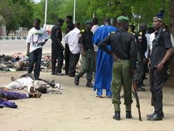 La polizia nigeriana sul luogo di una delle stragi.