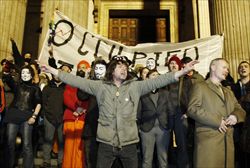 Una manifestazione del movimento internazionale "Occupy" davanti alla cattedrale cattolica  St Paul's di Londra (Reuters). 