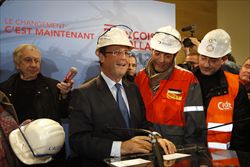 Il candidato socialista alle Presidenziali François Hollande durante la campagna elettorale (foto Reuters).
