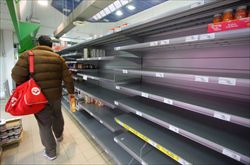 Gli scaffali vuoti di un supermercato: lo sciopero dei tir ha bloccato i rifornimenti.
