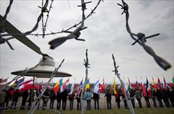 Una cerimonia di commemorazione al Campo di concentramento di Buchenwald (foto Corbis).