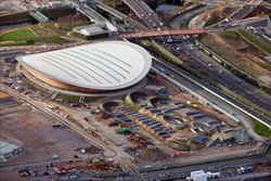 L'area in via di completamento intorno al velodromo, nel Parco olimpico di Londra (foto Ansa).