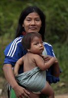 Una donna Quechua con il figlio, nel Parco nazionale Yasunì, in Ecuador. Foto: Reuters.