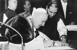 Papa Giovanni firma la bolla di inizio del Concilio.
