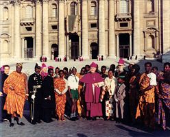 Un gruppo di turisti fotografati con un vescovo in occasione  del Concilio Vaticano II.