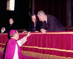 Un vescovo parla con la prima uditrice donna del concilio  Vaticano II, la francese Maria Luisa Monnet.