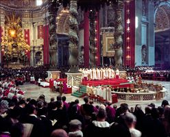 Un momento del Concilio Vaticano II: la solenne messa concelebrata da diversi padri conciliari nella basilica di  San Pietro.