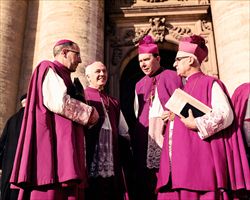 Un gruppo di vescovi commenta il dibattito conciliare.