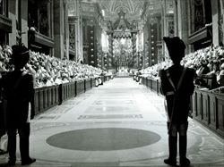 L'interno di San Pietro durante una seduta dei lavori del Concilio Vaticano II.