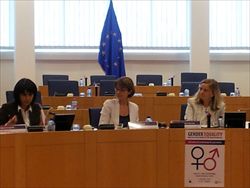 Le uniche tre donne rimanste nel Parlamento Europeo.