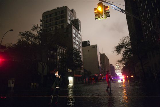 Notte a New York con l'uragano Sandy