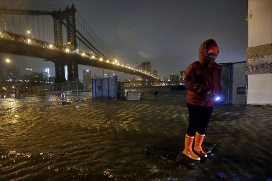 Notte a New York con l'uragano Sandy