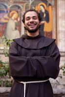 Il volto sorridente di frate Alessandro, francescano e tenore.