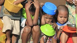 Bambini a una distribuzione di cibo nelle Filippine (foto Reuters).