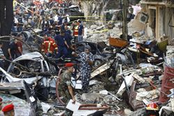 I danni e le distruzioni a Beirut  causati dall'esplosione di un'autobomba (Reuters).