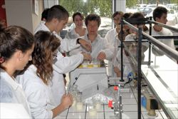 Studenti e scienziati insieme a un laboratorio di Bergamoscienza.