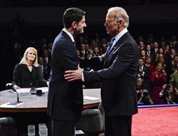 I vicepresidenti Joe Biden (destra) e Paul Ryan durante il dibattito televisivo (Ansa).