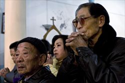 Cattolici cinesi in preghiera durante le Messa (foto del servizio: Reuters).