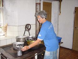 Volontaria impegnata in faccende domestiche in un maso dell'Alto Adige. © archivio dell’Associazione Volontariato in Montagna 