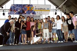 Patrizio Roversi alla manifestazione di Erasmus organizzata per gli studenti a Rimini in occasione della Festa dell’Europa (Fotogramma).
