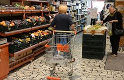 Interno di un supermercato (ansa)