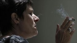 Il fumo, unito all'abuso di farmaci e a una alimentazione non sana, è uno dei fattori che causano una riduzione dell'aspettativa di vita (Reuters).