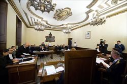 L'aula del processo vaticano. Paolo Gabriele è il terzo da sinistra, con l'abito grigio (foto del servizio: Reuters).