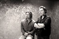 Brad Pitt ritratto nel backstage insieme al regista Joe Wright.