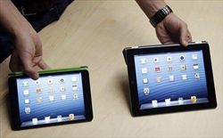 Il raffronto di dimensioni fra un "mini" e un normale iPad.