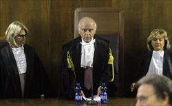 Il presidente della Corte Edoardo D'Avossa e i giudici a latere Teresa Guadagnino e Irene Lupo entrano in aula per la lettura della sentenza del processo Mediaset (Ansa).