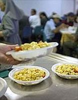 La distribuzione di pasti caldi in una mensa dei poveri. Foto Reuters. la foto di copertina, invece, è dell'agenzia Ansa.