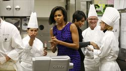 Michelle Obama nelle cucine della Casa Bianca (Reuters).