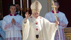 Papa Benedetto XVI. Foto Ansa. In copertina: una scena tratta dal film Mission.