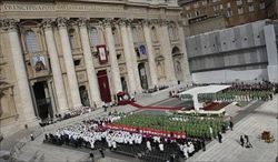 Piazza san Pietro durante la celebrazione per l'apertura del Sinodo e la proclamazione di due dottori della Chiesa (foto del servizio: Reuters).