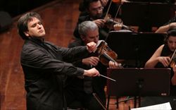 Pappano mentre dirige l'Orchestra di Santa Cecilia.