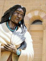 a scultura in bronzo di Kateri Tekakwitha situata di fronte alla Cattedrale di San Francesco d' Assisi, a Santa Fe, nello stato del New Mexico, negli Usa.