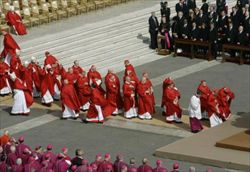 Cardinali durante una concelebrazione eucaristica in piazza San Pietro. Foto Reuters. La fotografia di copertina è, invece, dell'agenzia Ansa.