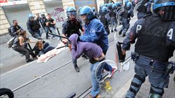 Scontri tra studenti e polizia a Torino (foto Ansa).