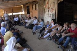 La delegazione della Marcia della pace Perugia-Assisi nella comunità beduini alle porte di Gerusalemme. Tutte le fotografie di questo servizio sono di Roberto Brancolini.  