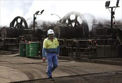 Un lavoratore in una raffineria di nickel a Townsville, in Australia (Reuters).